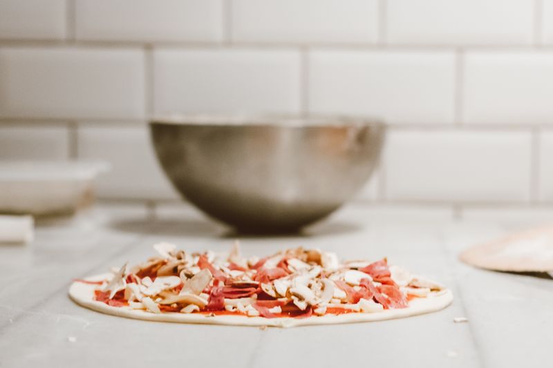 Frische Pizzazubereitung in der Küche von Call a Pizza