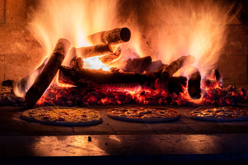 Pikante Pizza Diavola mit scharfem Peperoni