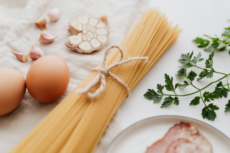 Cremige Spaghetti Carbonara mit Pancetta und Parmesan