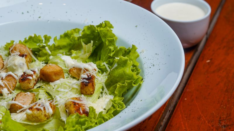 Caesar Salat mit Croutons und Parmesanspänen