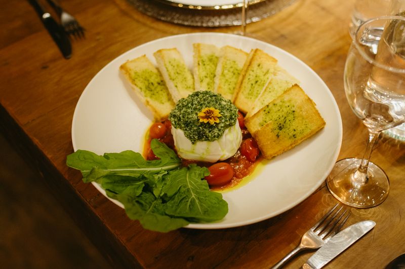 Insalata Caprese mit frischen Tomaten und Büffelmozzarella