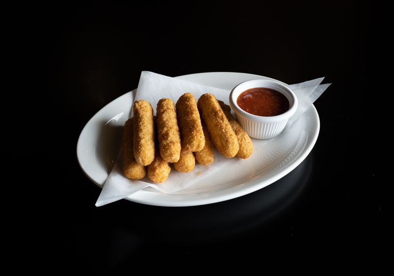Überbackene Mozzarella Sticks mit Marinara Sauce