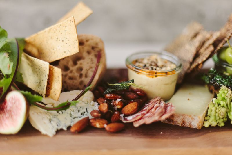 Antipasto misto mit Aufschnitt Oliven und eingelegtem Gemüse