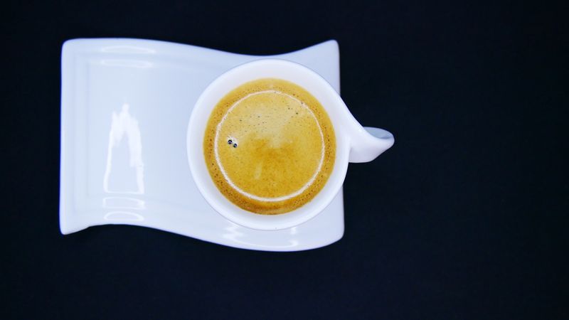 Cremiger Espresso aus frisch gemahlenem Arabica-Kaffee