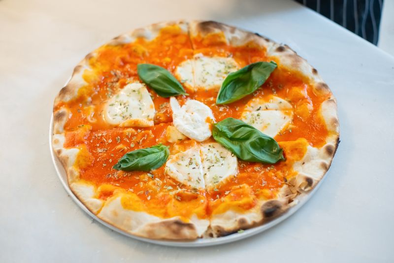 Pizza Margherita mit frischem Basilikum bei Call a Pizza