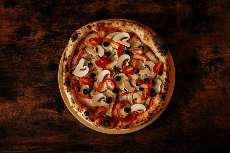 Pizza Quattro Stagioni mit vier Jahreszeiten Belag